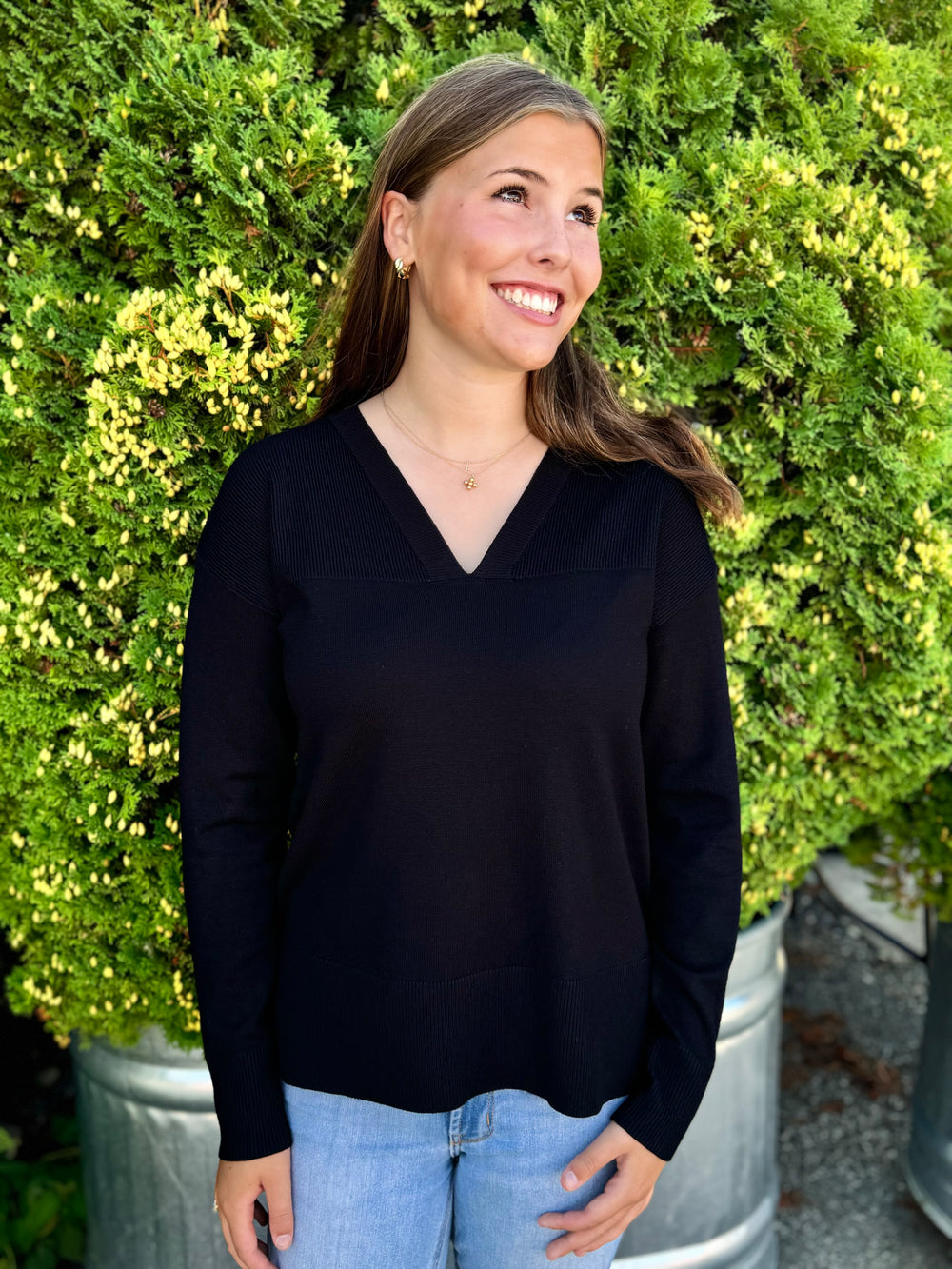 BLACK FAVORITE V-NECK SWEATER