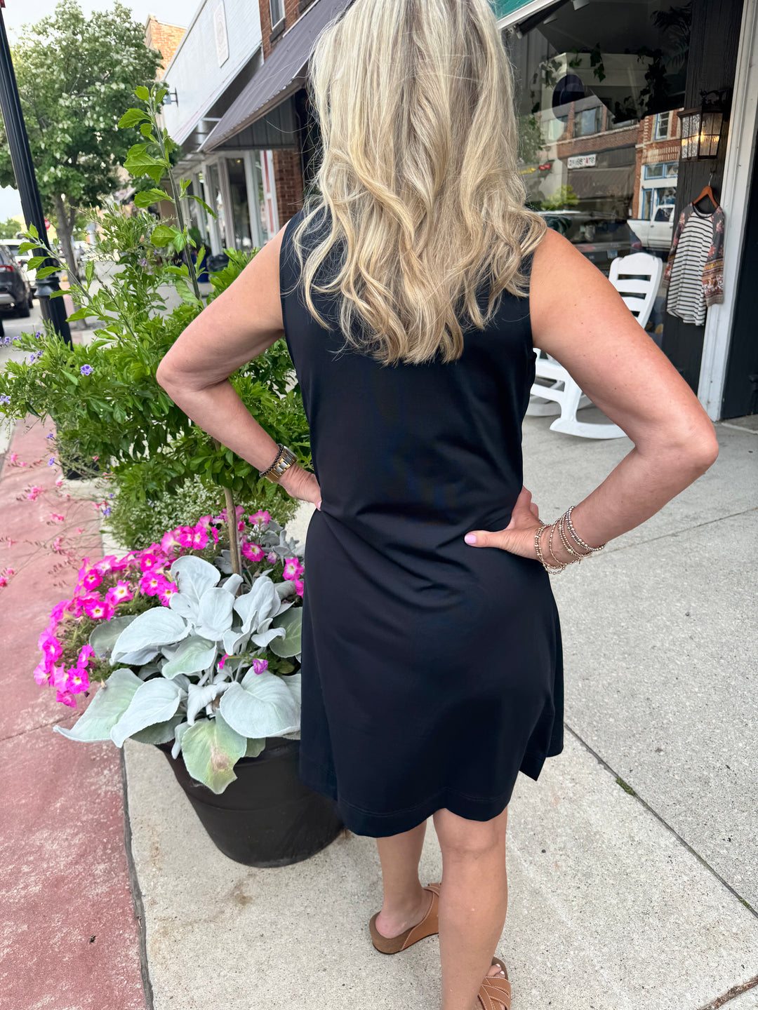 BLACK GAYLE V-NECK RUFFLE DRESS