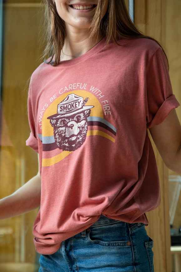 SMOKEY VIBES RED ROCK TEE