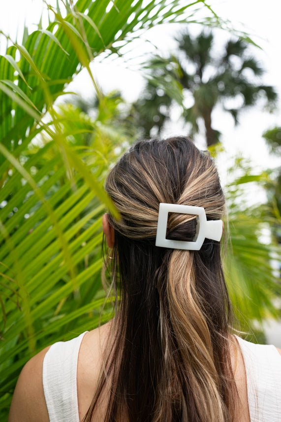 COCONUT WHITE MEDIUM SQUARE HAIR CLIP

