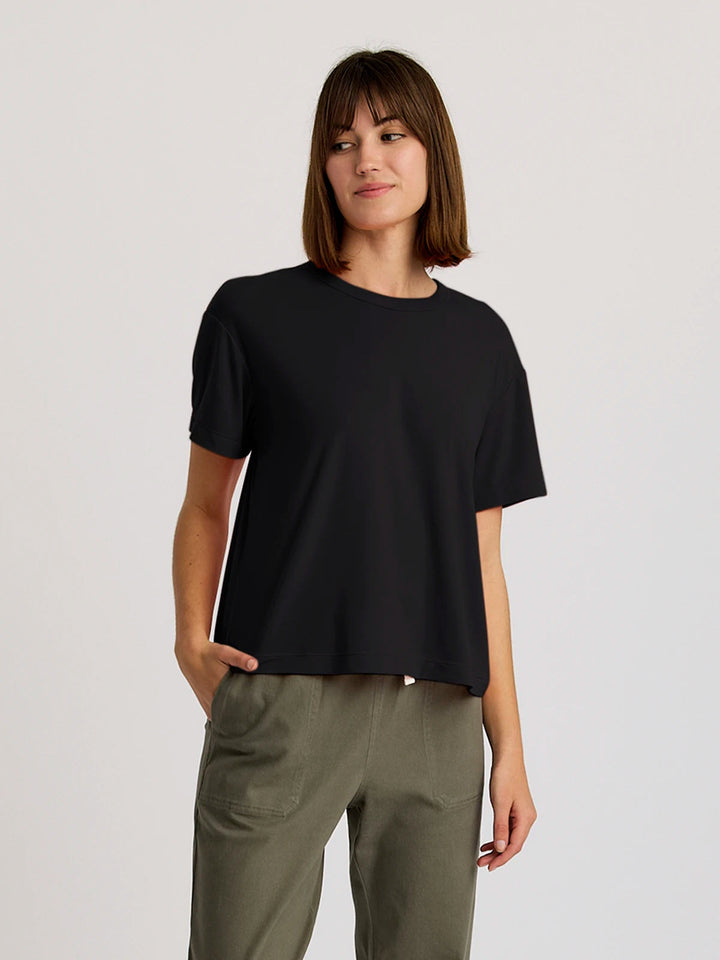 WOMEN'S BLACK LIGHTWEIGHT ELEVATE TEE