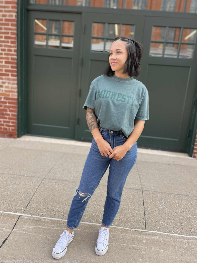 SPRUCE MIDWESTY GRAPHIC TEE

