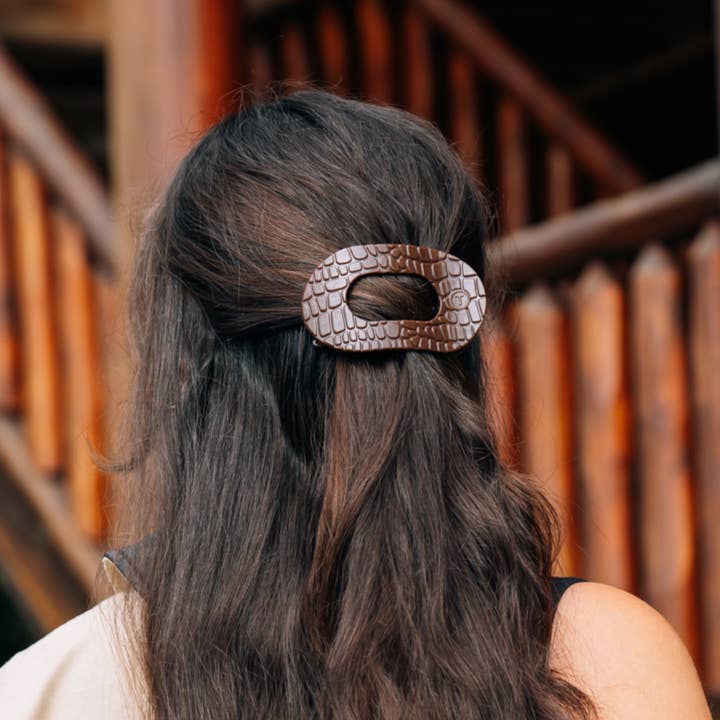 BROWN CROCODILE MEDIUM FLAT ROUND HAIR CLIP