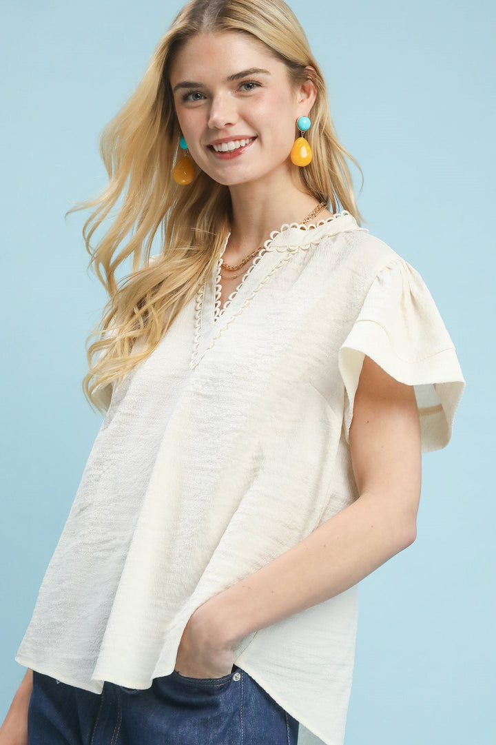 GIGI SCALLOP TRIM V-NECK TOP