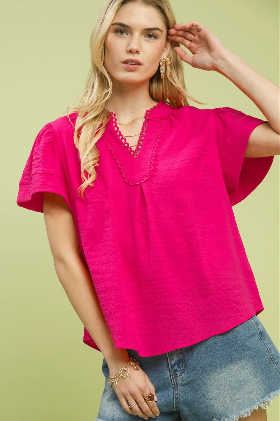 GIGI SCALLOP TRIM V-NECK TOP
