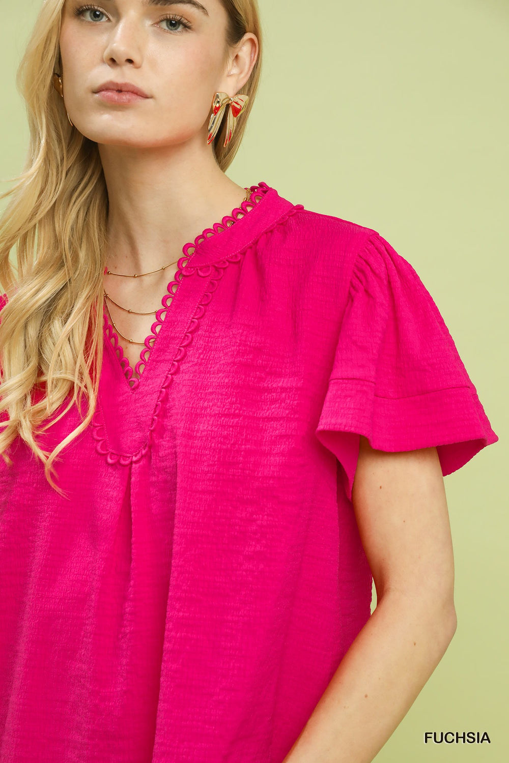 GIGI SCALLOP TRIM V-NECK TOP
