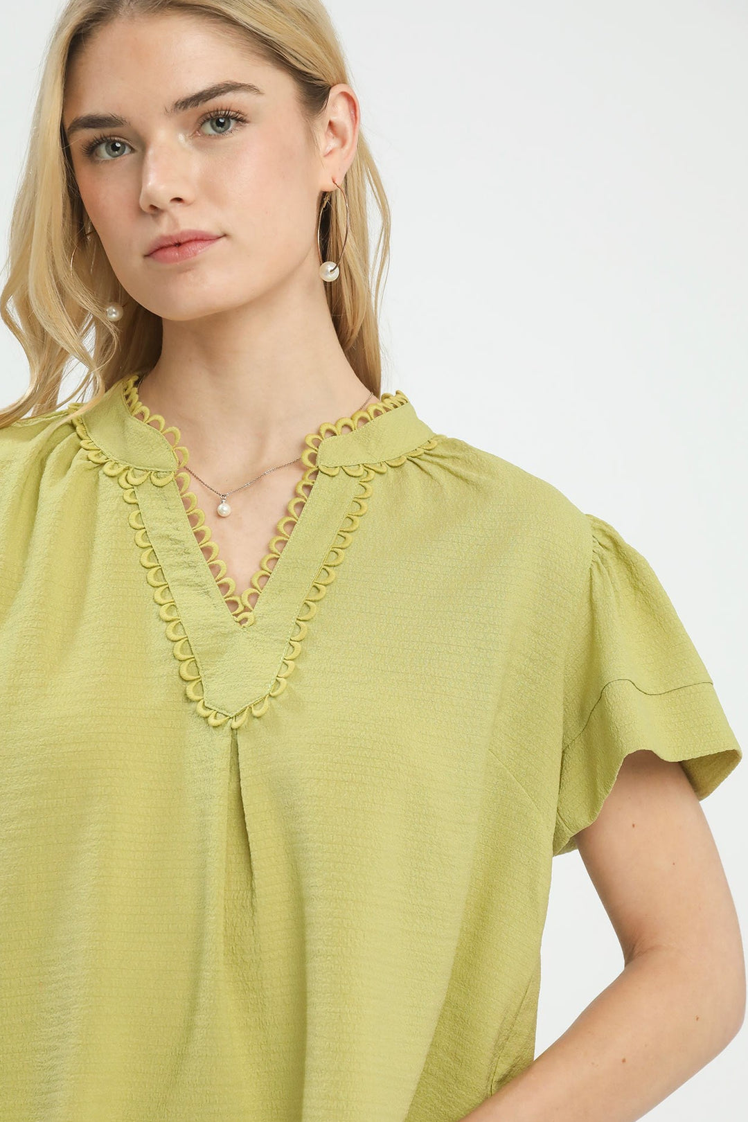 GIGI SCALLOP TRIM V-NECK TOP