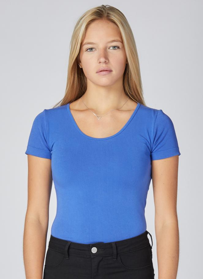 DAZZLING BLUE S/S SCOOP NECK TOP