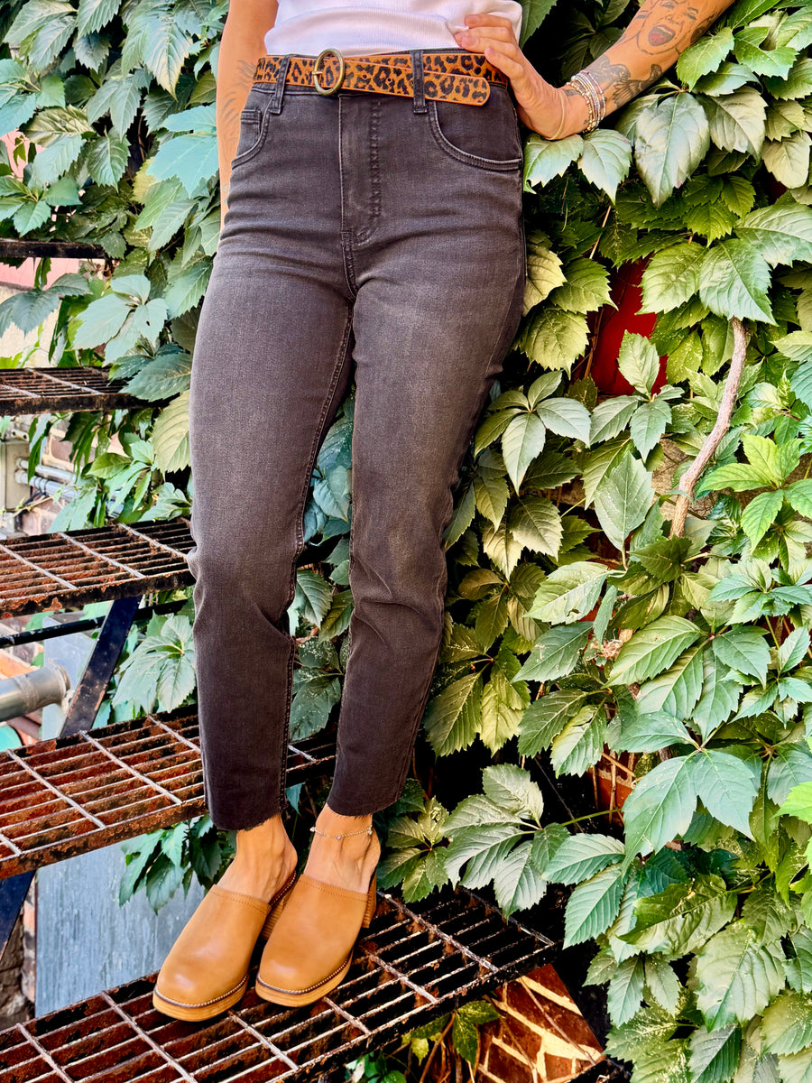 RACHAEL CLEVERLY BLACK HIGH RISE FAB AB MOM RAW HEM JEANS
