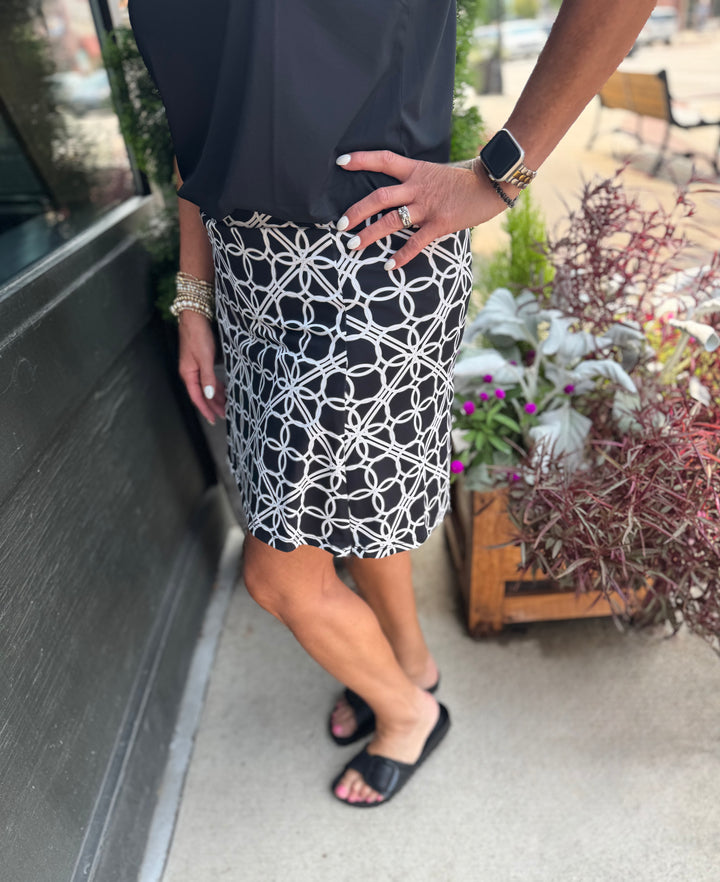 TESSA BLACK GEO CIRCLE PRINT SKORT