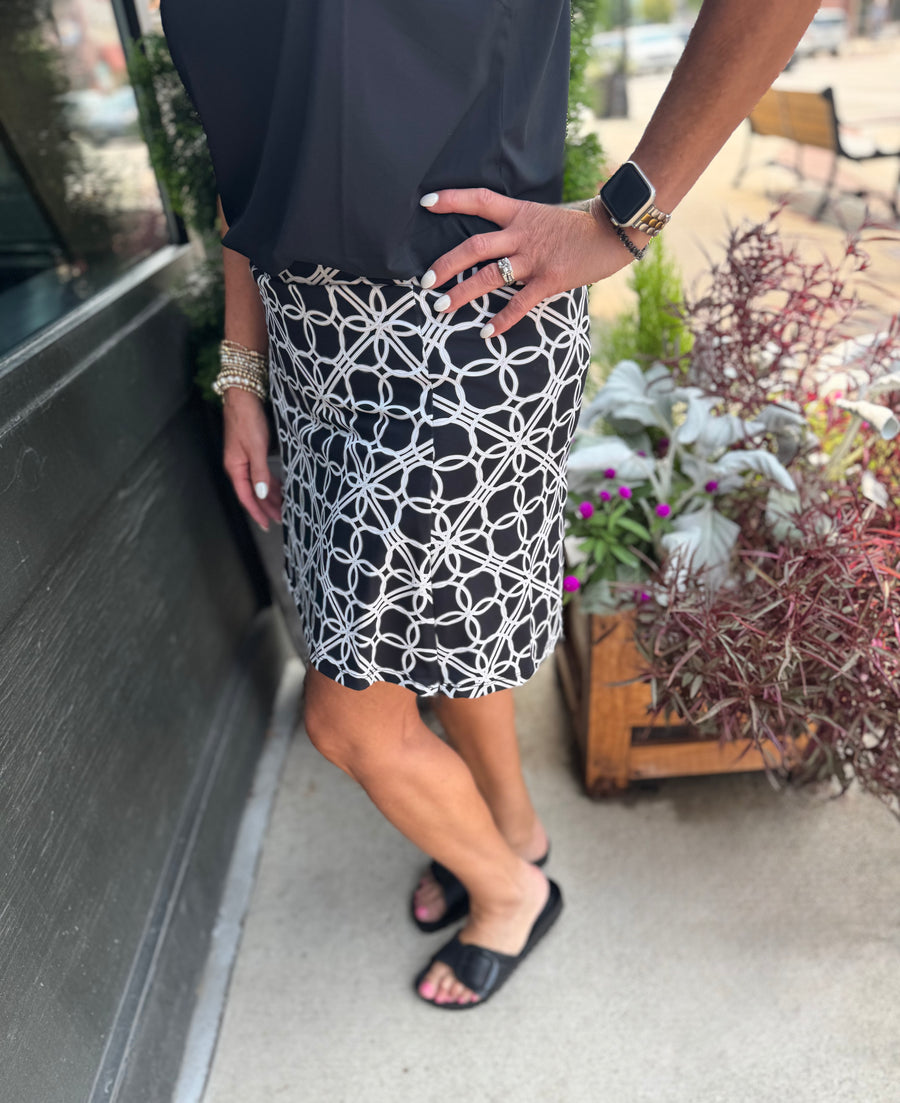 TESSA BLACK GEO CIRCLE PRINT SKORT
