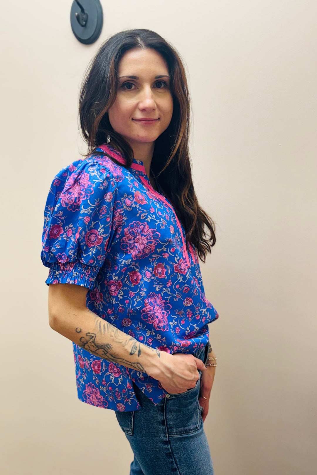 ROYAL FLORAL SMOCKED CUFF SHORT SLEEVE TOP