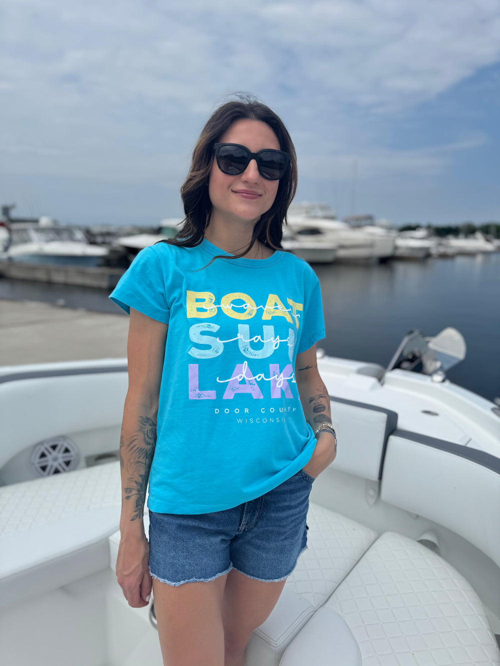 TURQ BLUE BOAT WAVES SUN RAYS LAKE DAYS DOOR COUNTY T-SHIRT
