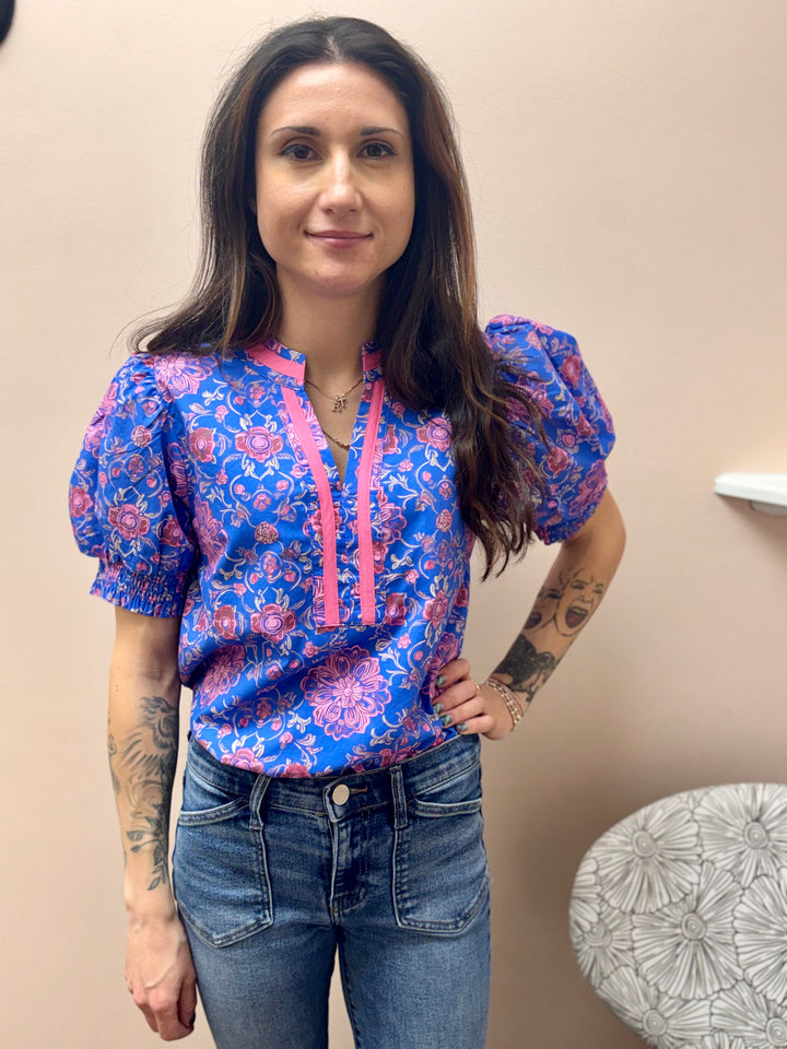 ROYAL FLORAL SMOCKED CUFF SHORT SLEEVE TOP