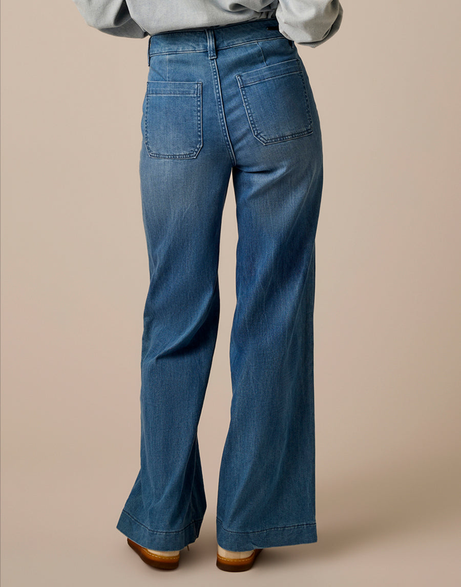 FARRAH LIGHTWEIGHT MAGNOLIA DENIM WIDE LEG JEANS
