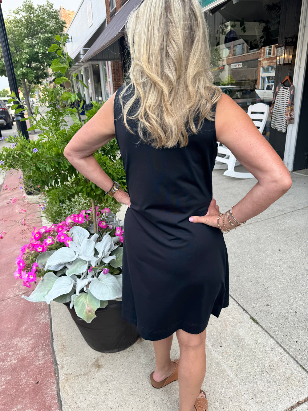 BLACK GAYLE V-NECK RUFFLE DRESS
