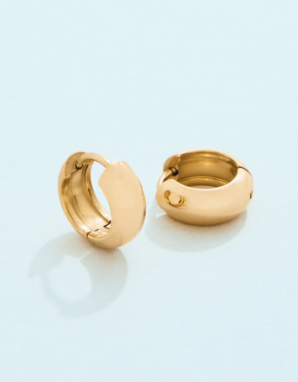BETTY GOLD LIGHTWEIGHT HOOP EARRINGS
