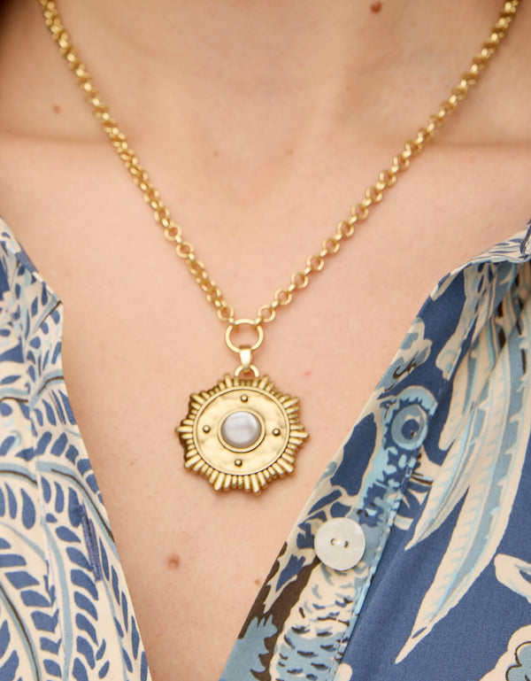 CENTERED MEDALLION MOTHER OF PEARL NECKLACE

