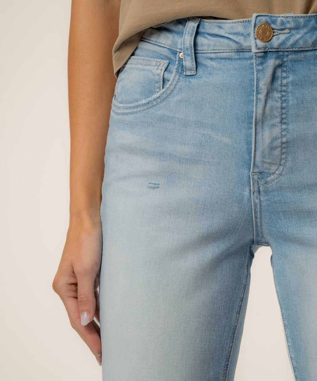 RACHAEL PERFORMANCE WASH HIGH RISE FAB AB MOM JEAN