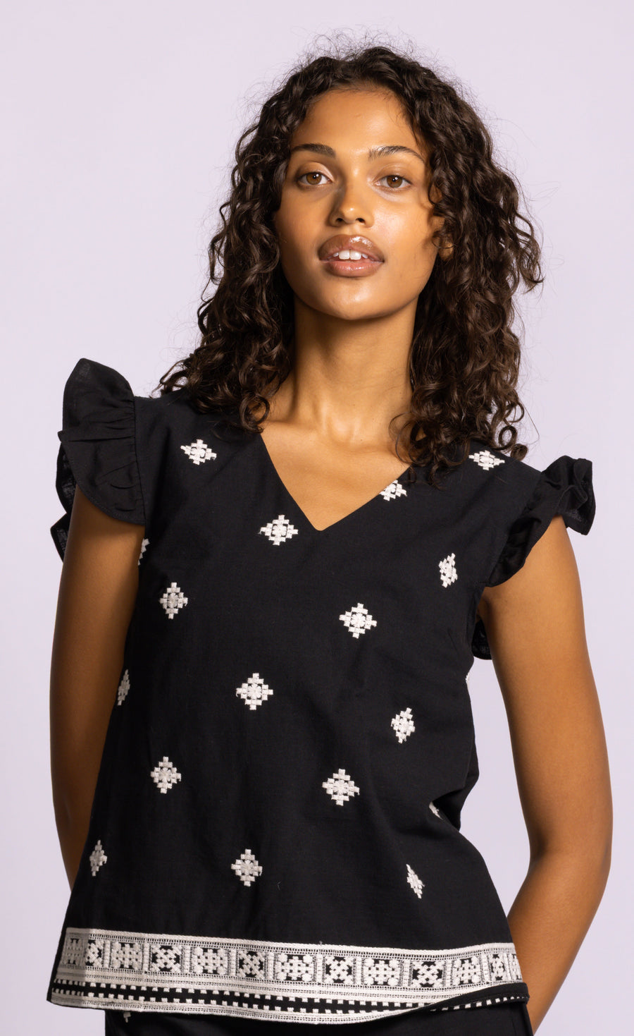 SATICOY BLACK FLUTTER SLEEVE TOP
