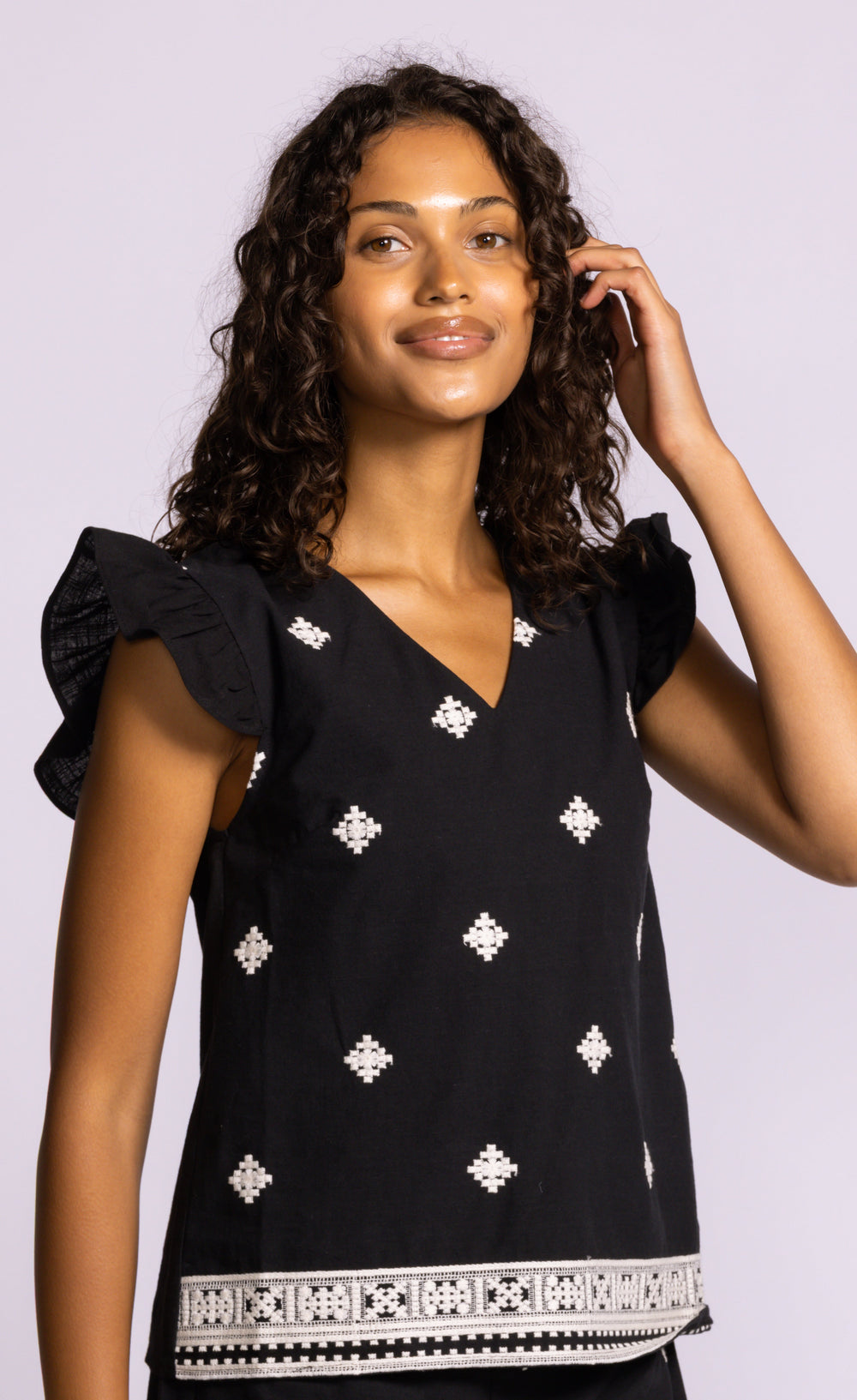 SATICOY BLACK FLUTTER SLEEVE TOP
