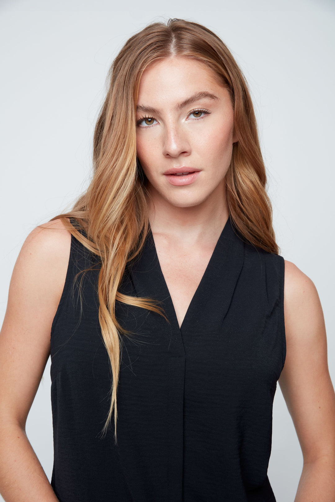 BLACK SLEEVELESS V-NECK BLOUSE