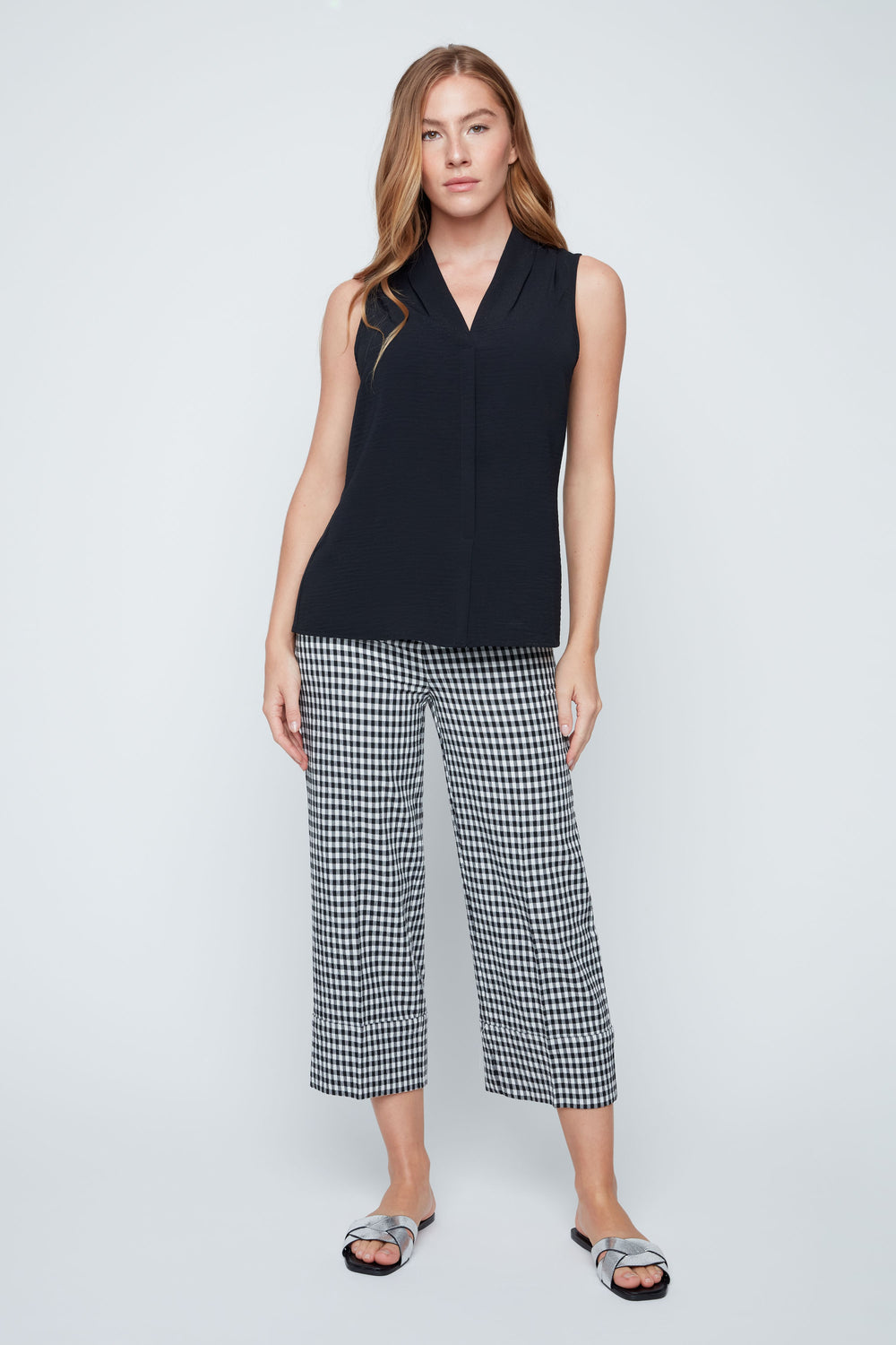 BLACK SLEEVELESS V-NECK BLOUSE
