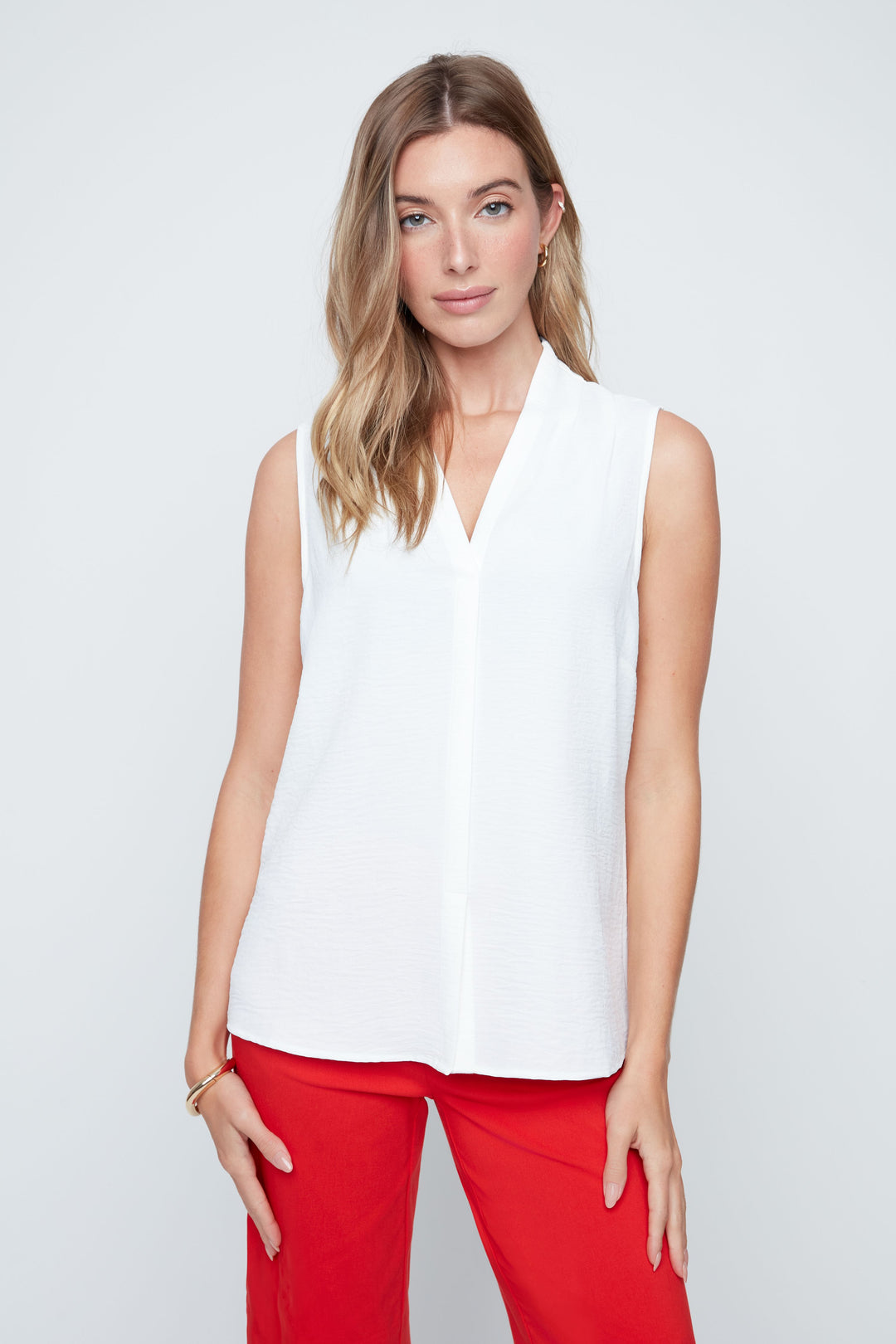 CREAM SLEEVELESS V-NECK BLOUSE