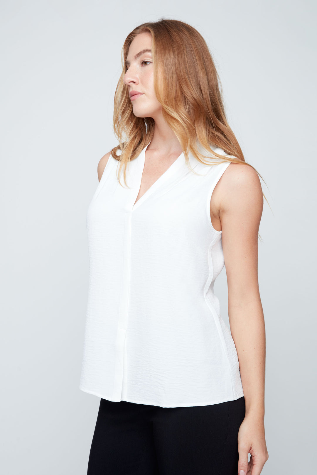 CREAM SLEEVELESS V-NECK BLOUSE
