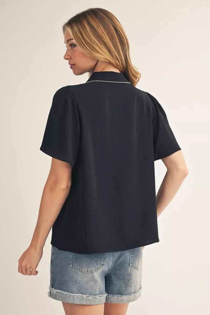 BLACK SHORT SLEEVE CRINKLE TOP W/ SCALLOP ACCENT TRIM
