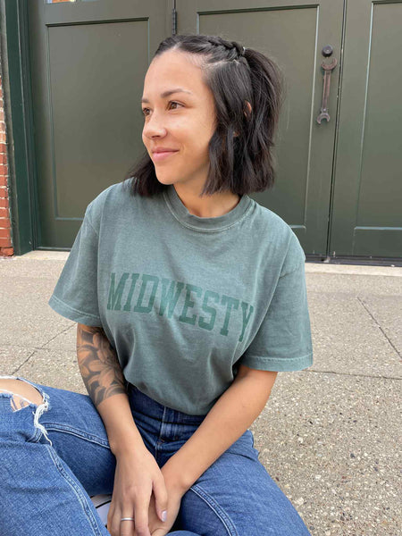 SPRUCE MIDWESTY GRAPHIC TEE
