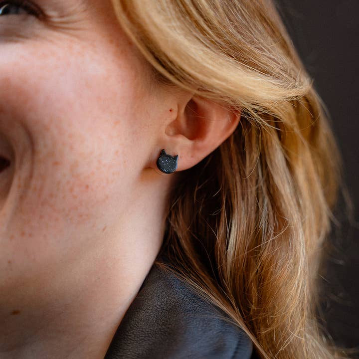 DAINTY CAT BLACK GLITTER STUD EARRINGS
