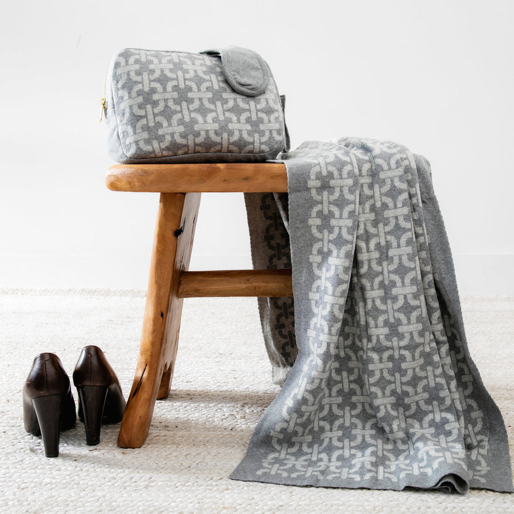 LIGHT GREY CHAIN TRAVEL BLANKET SET
