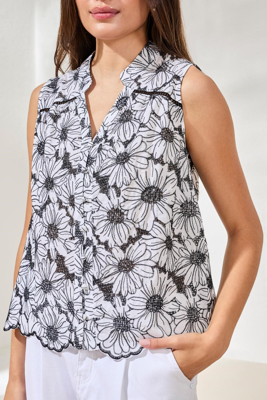 BLACK & WHITE FLORAL SLEEVELESS BUTTON FRONT BLOUSE