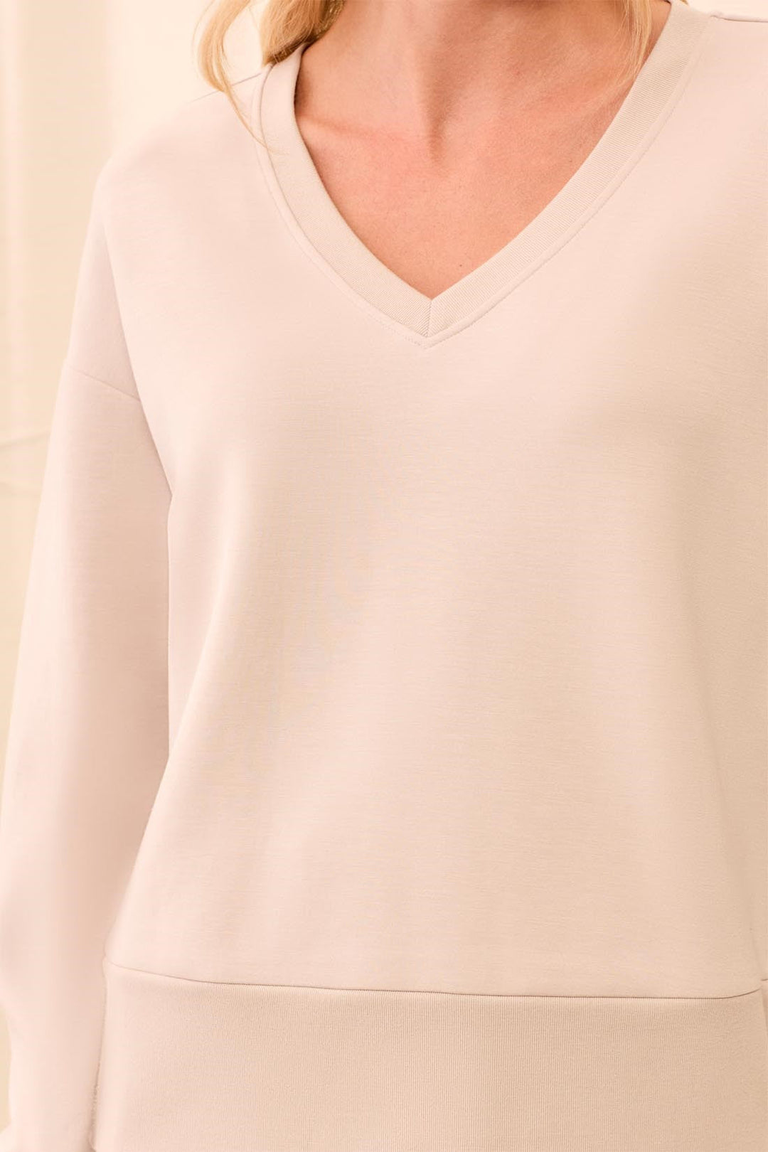 SANDDUNE TECHNO LUXE V NECK TOP