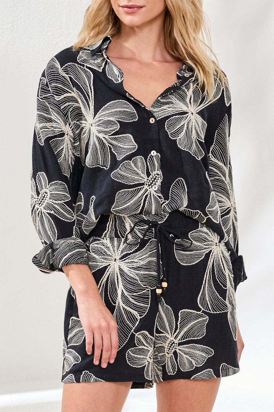 BLACK FLORAL PULL ON SHORTS
