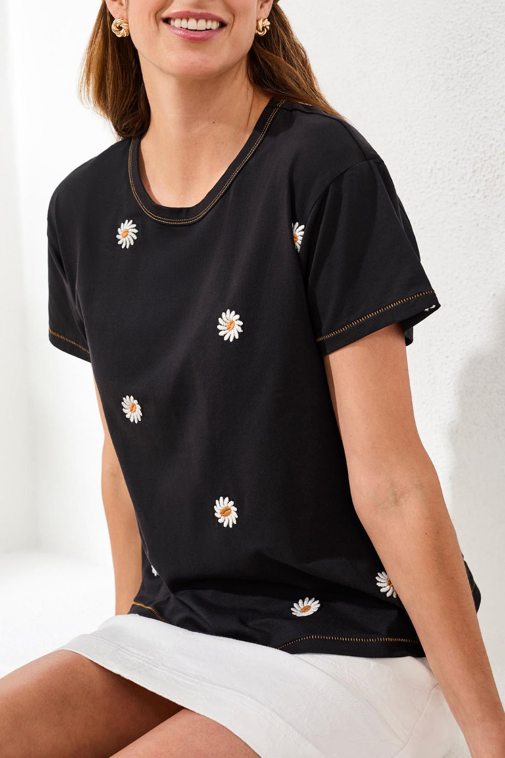 DAISY EMBROIDERED CREW NECK TOP
