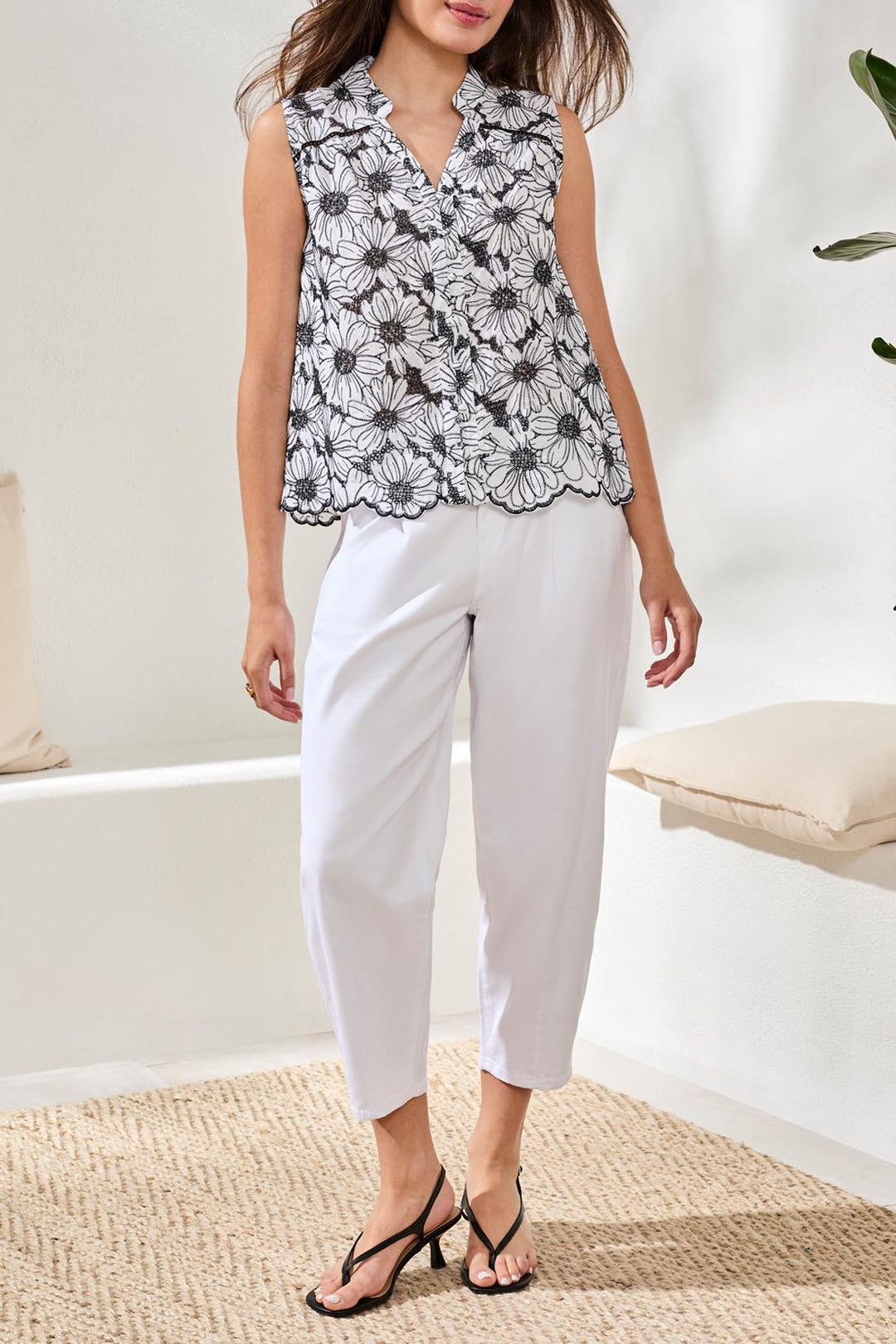 BLACK & WHITE FLORAL SLEEVELESS BUTTON FRONT BLOUSE